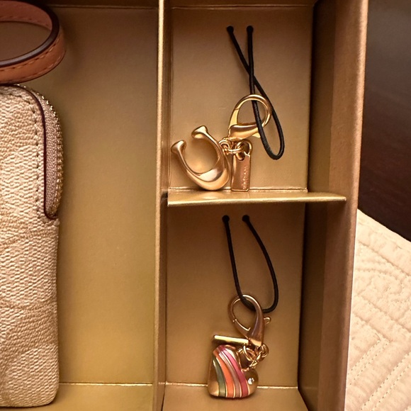 Coach NWT Wristlet with Heart and C Charms Box Set - Picture 4 of 9